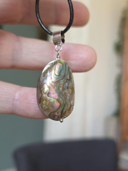 Abalone Perlmutt Muschel, Paua Seeohr, See Opal Silber Anhänger, 40 x 17 x 7 mm, an verstellbarem Lederband