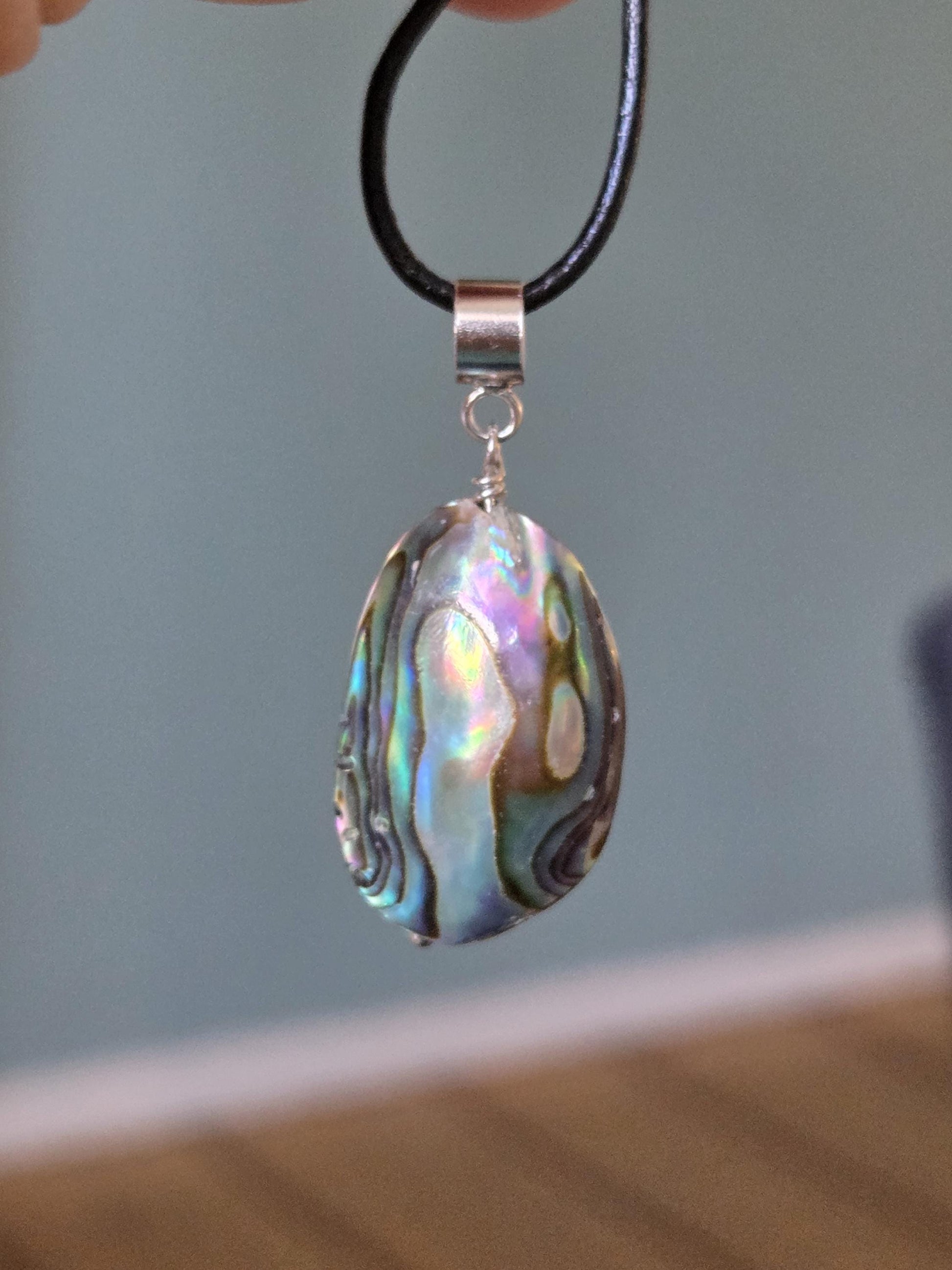 Abalone Perlmutt Muschel, Paua Seeohr, See Opal Silber Anhänger, 40 x 17 x 7 mm, an verstellbarem Lederband
