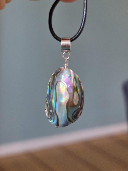 Abalone Perlmutt Muschel, Paua Seeohr, See Opal Silber Anhänger, 40 x 17 x 7 mm, an verstellbarem Lederband
