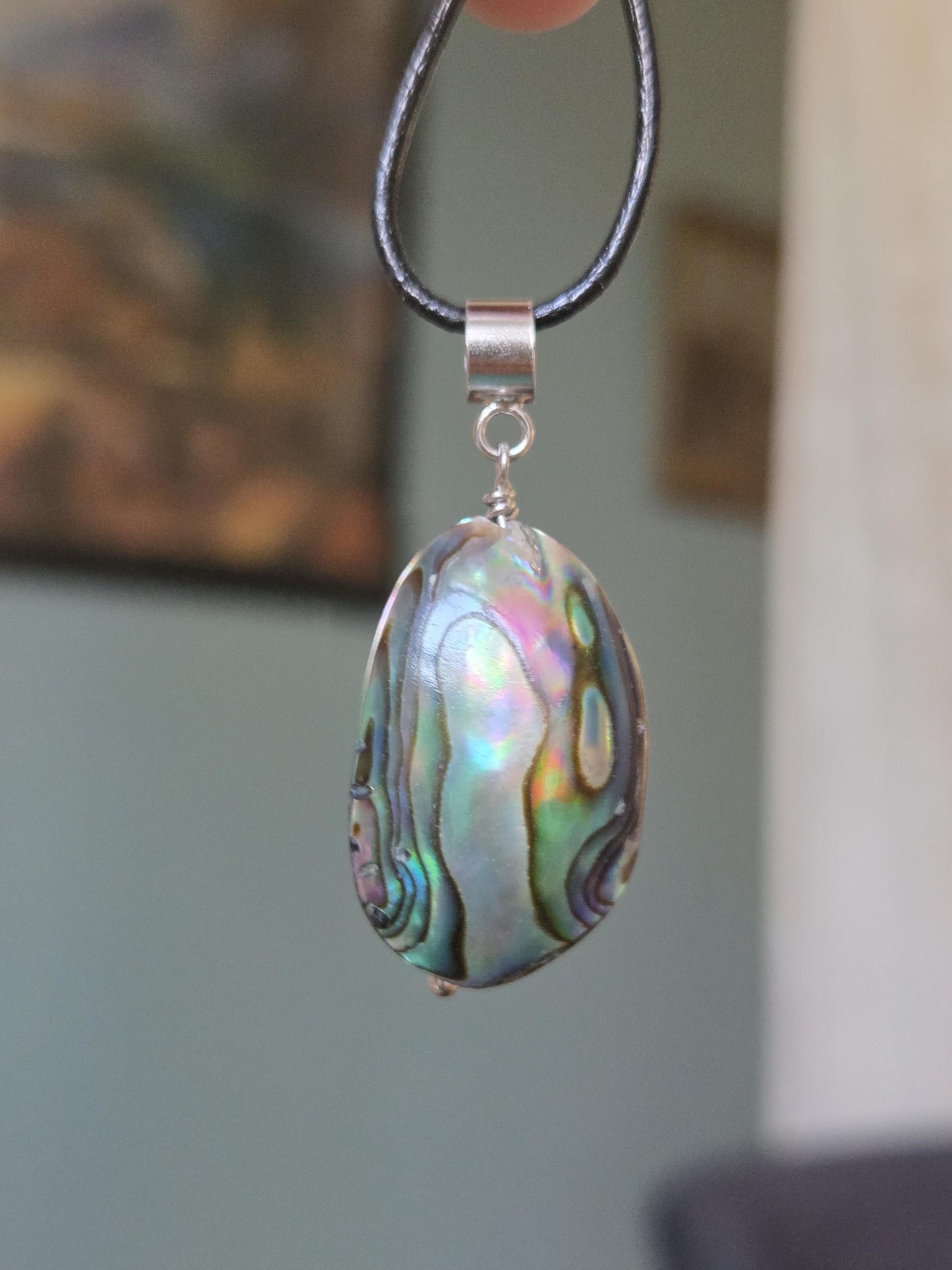Abalone Perlmutt Muschel, Paua Seeohr, See Opal Silber Anhänger, 40 x 17 x 7 mm, an verstellbarem Lederband