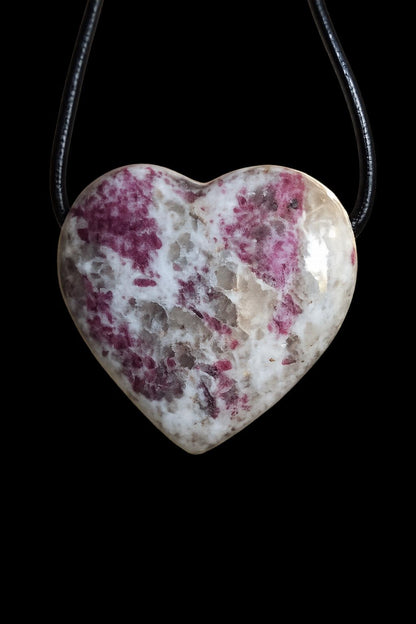 Rubellit roter Turmalin in Quarz, Herz Anhänger, 32 x 32 x 10 mm, gebohrt, an verstellbarem Lederband