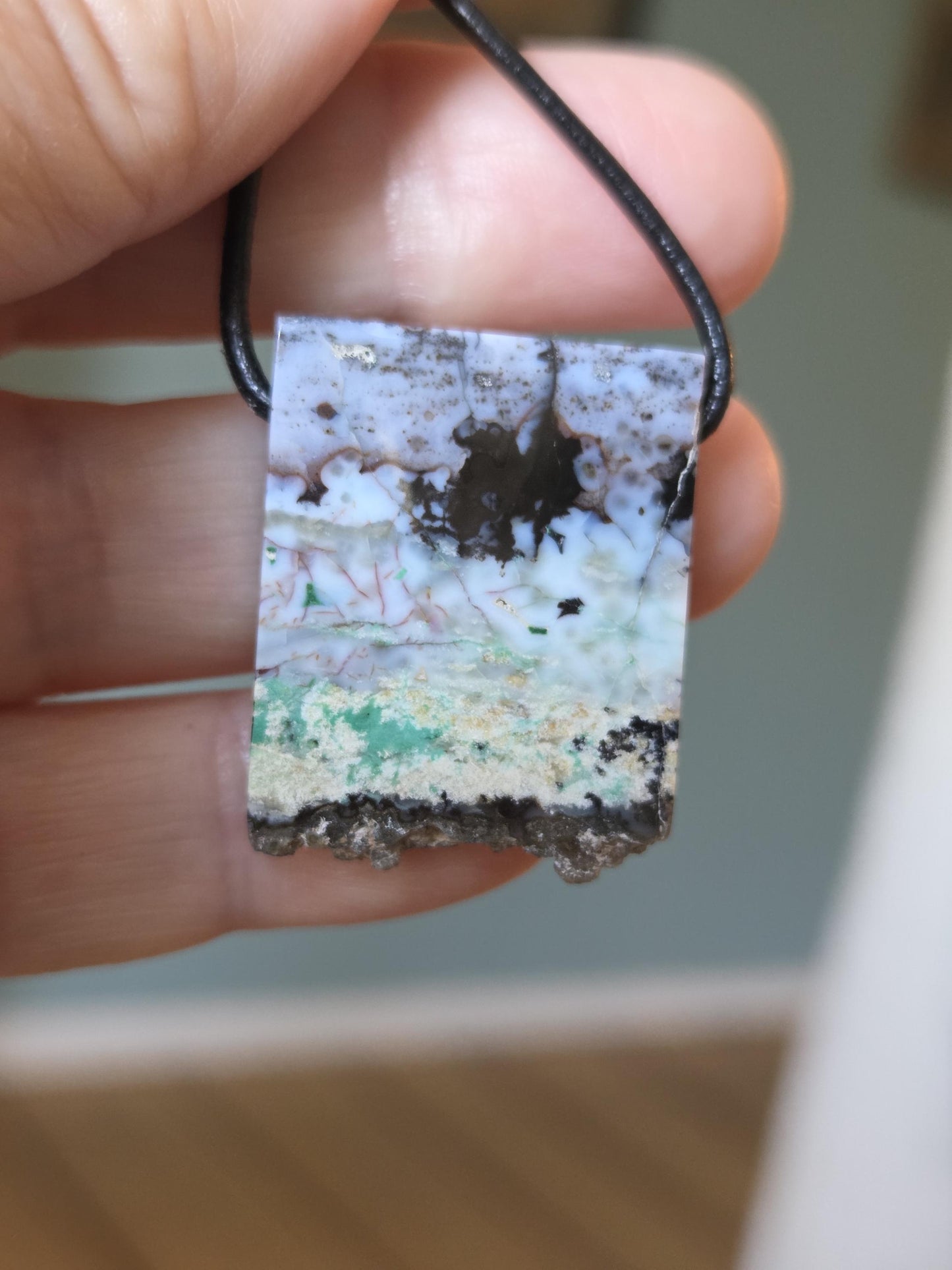 Rarität! Garut Holzopal versteinertes opalisiertes Holz aus Indonesien, Anhänger, 30 x 24 x 8 mm, gebohrt, an verstellbarem Lederband
