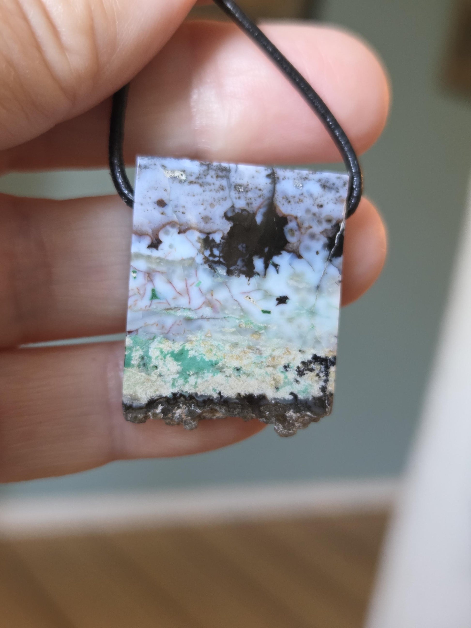 Rarität! Garut Holzopal versteinertes opalisiertes Holz aus Indonesien, Anhänger, 30 x 24 x 8 mm, gebohrt, an verstellbarem Lederband