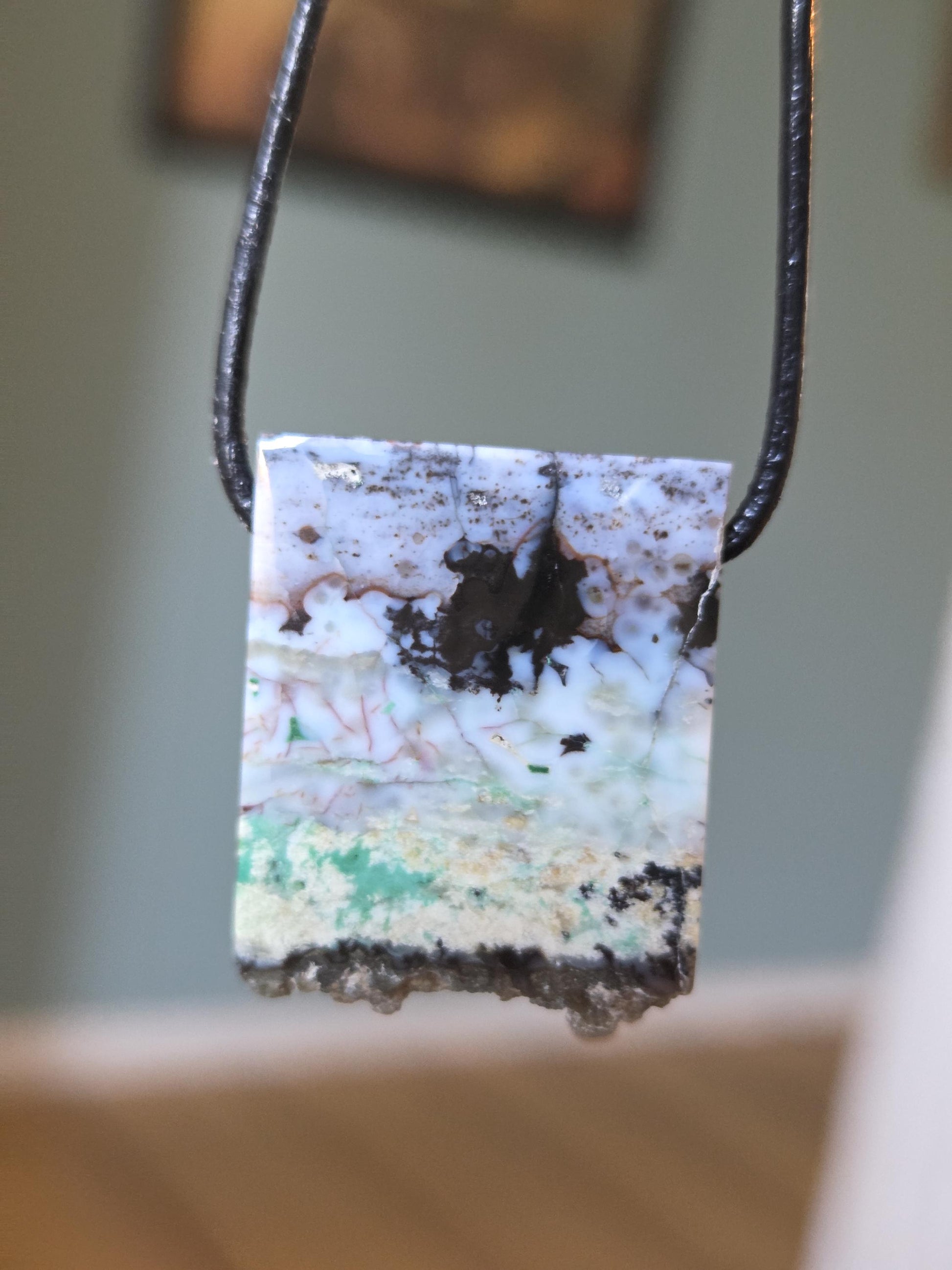 Rarität! Garut Holzopal versteinertes opalisiertes Holz aus Indonesien, Anhänger, 30 x 24 x 8 mm, gebohrt, an verstellbarem Lederband