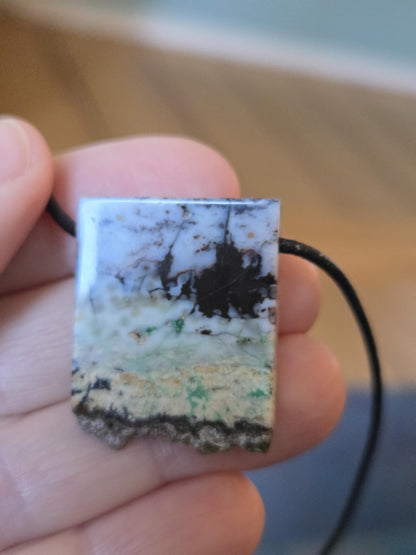Rarität! Garut Holzopal versteinertes opalisiertes Holz aus Indonesien, Anhänger, 30 x 24 x 8 mm, gebohrt, an verstellbarem Lederband