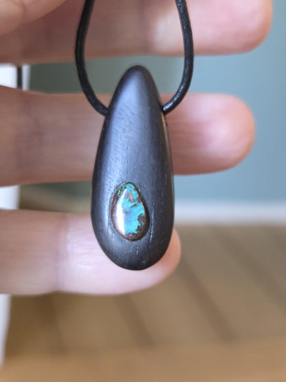 Ebenholz mit Boulder Opal, Opal Holz Anhänger, 35 x 15 x 10 mm, gebohrt, an verstellbarem Lederband