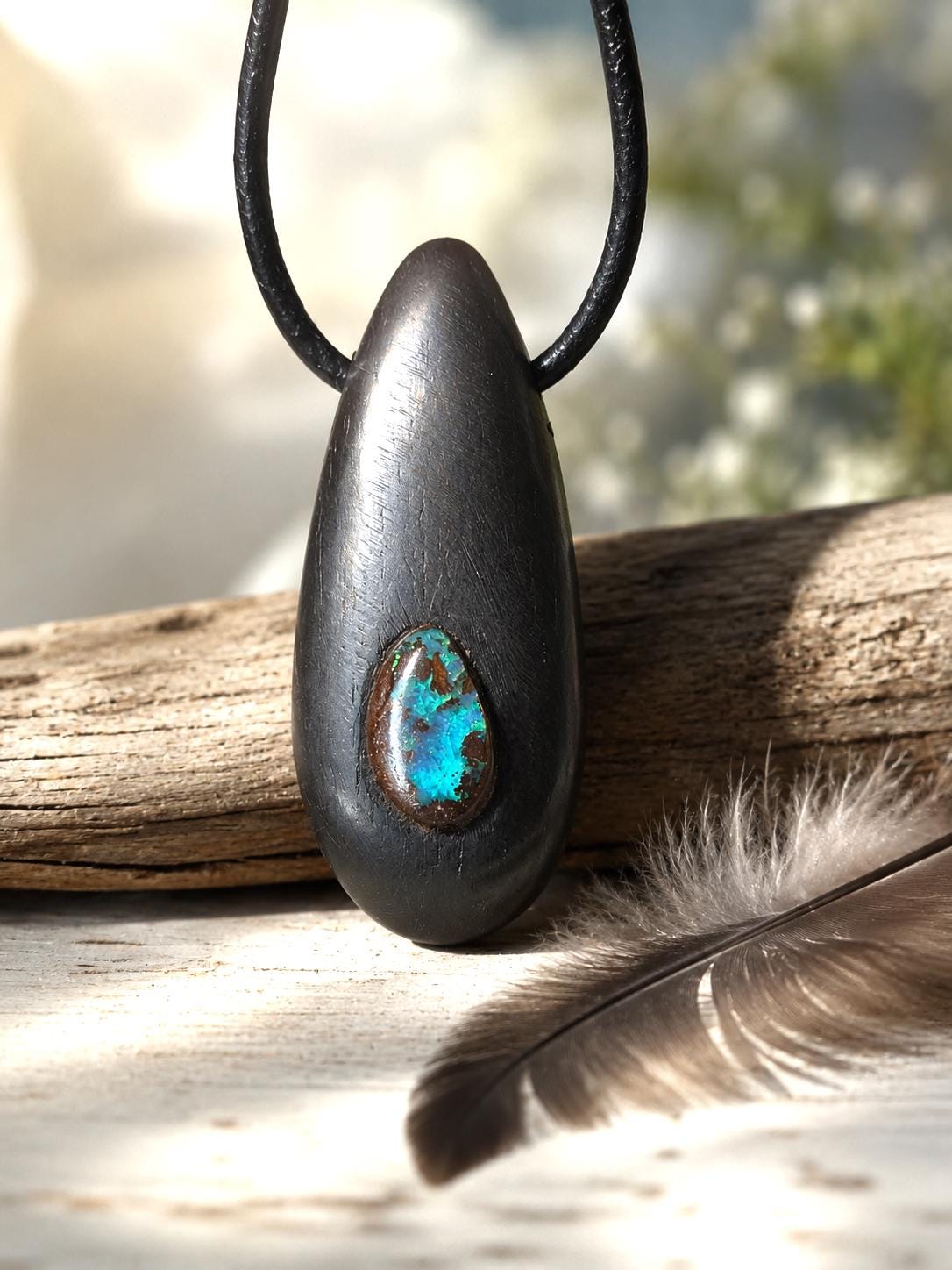 Ebenholz mit Boulder Opal, Opal Holz Anhänger, 35 x 15 x 10 mm, gebohrt, an verstellbarem Lederband