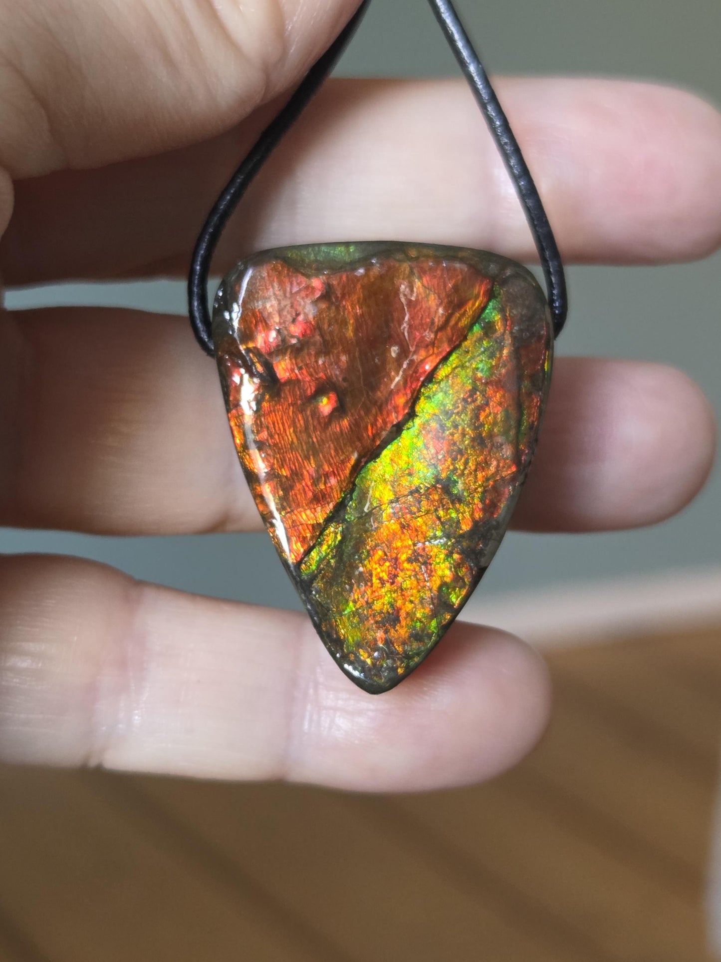 Magischer Ammolit Opal aus Alberta Kanada, Anhänger, 36 x 26 x 10 mm, gebohrt, an verstellbarem Lederband