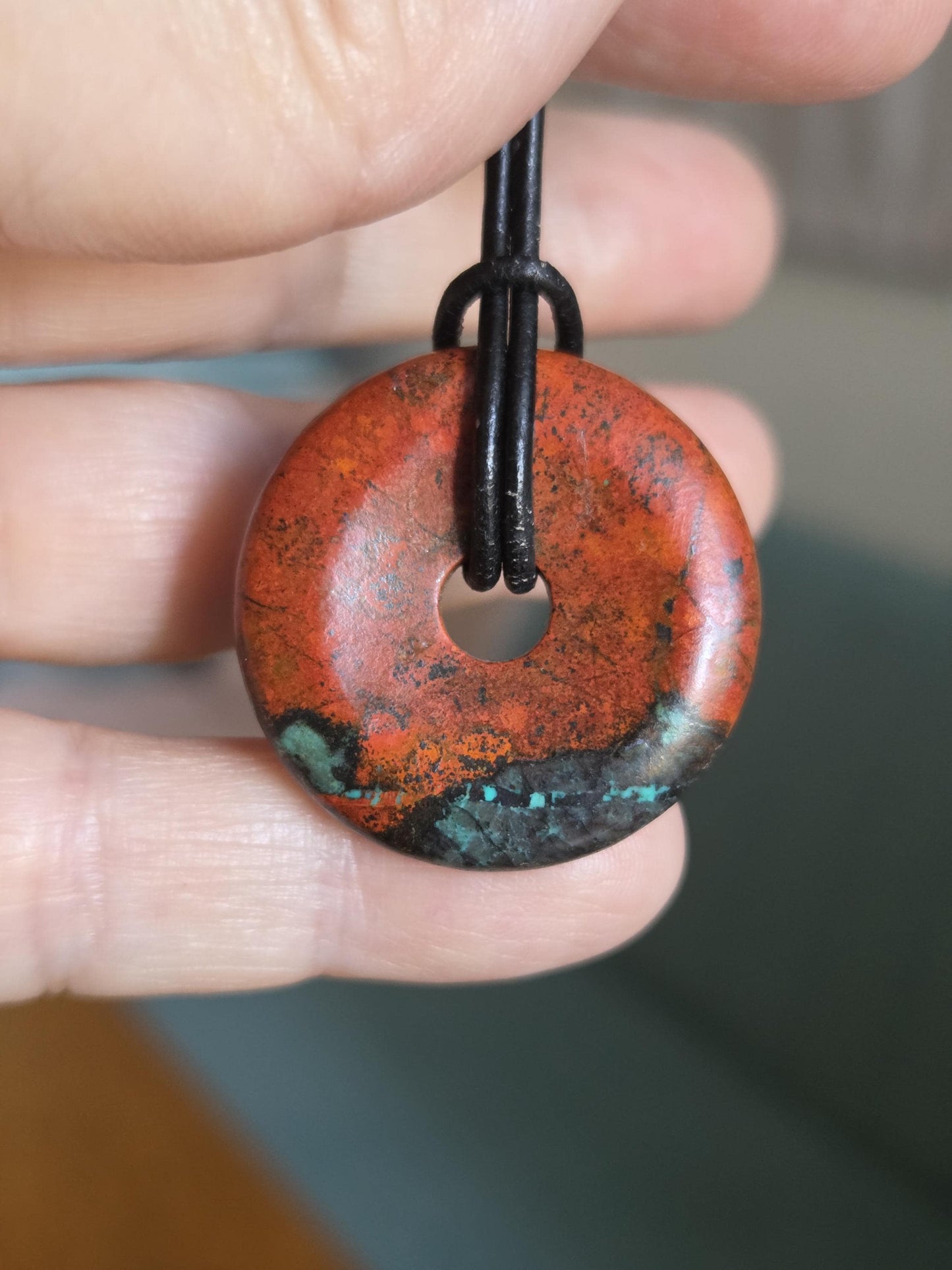 Sonora Sunrise Donut Zarinit Anhänger 30 x 7 mm, an verstellbarem Lederband
