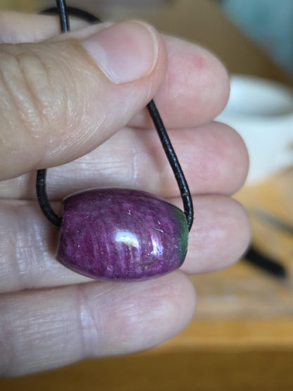 Rubin mit einem Hauch Zoisit, Anyolith Tönnchen Anhänger, 17 x 23 mm, gebohrt, an verstellbarem Lederband