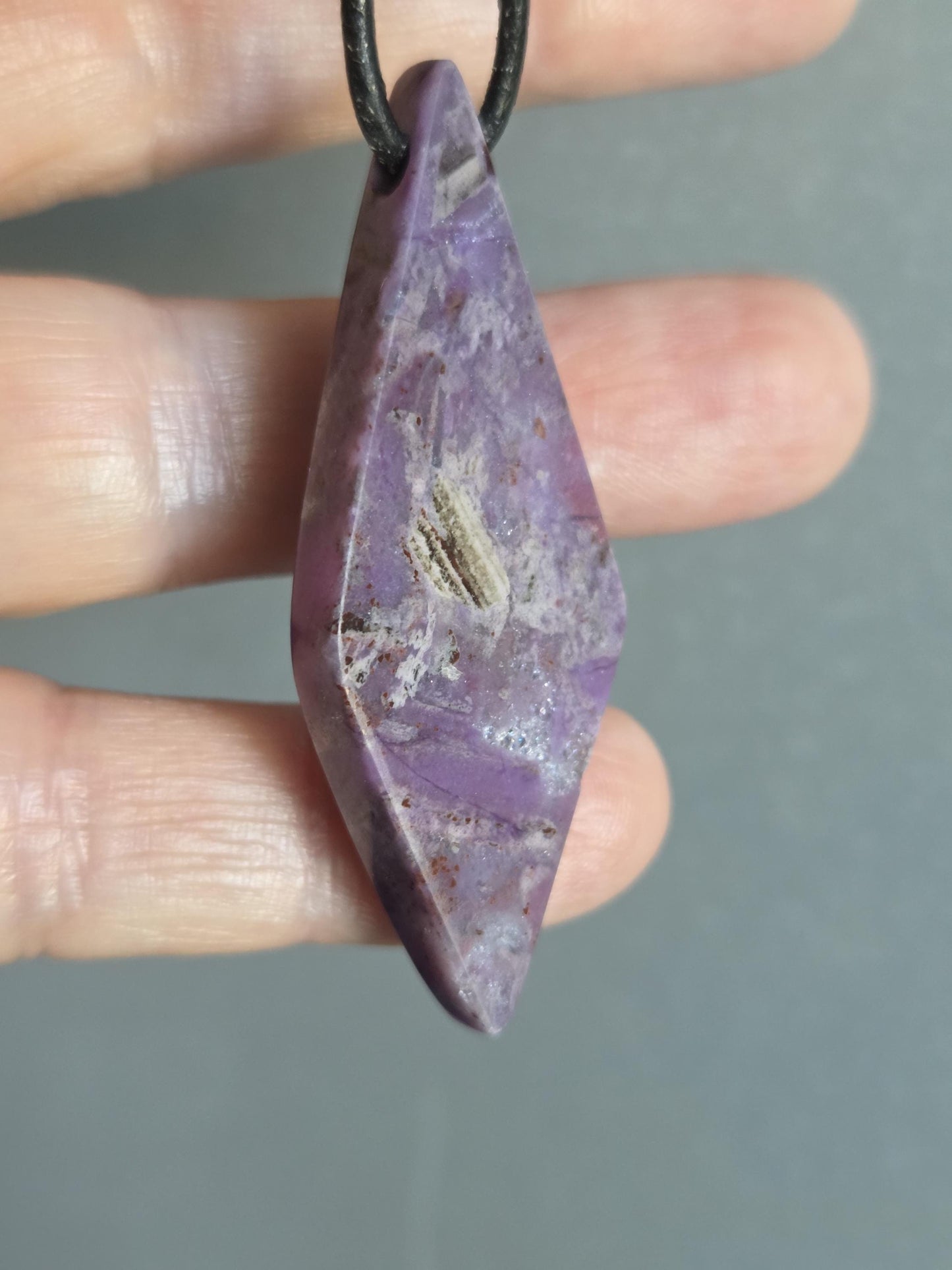 Sugilith Anhänger, 53 x 20 x 9 mm, gebohrt, an verstellbarem Lederband, beidseitig tragbar