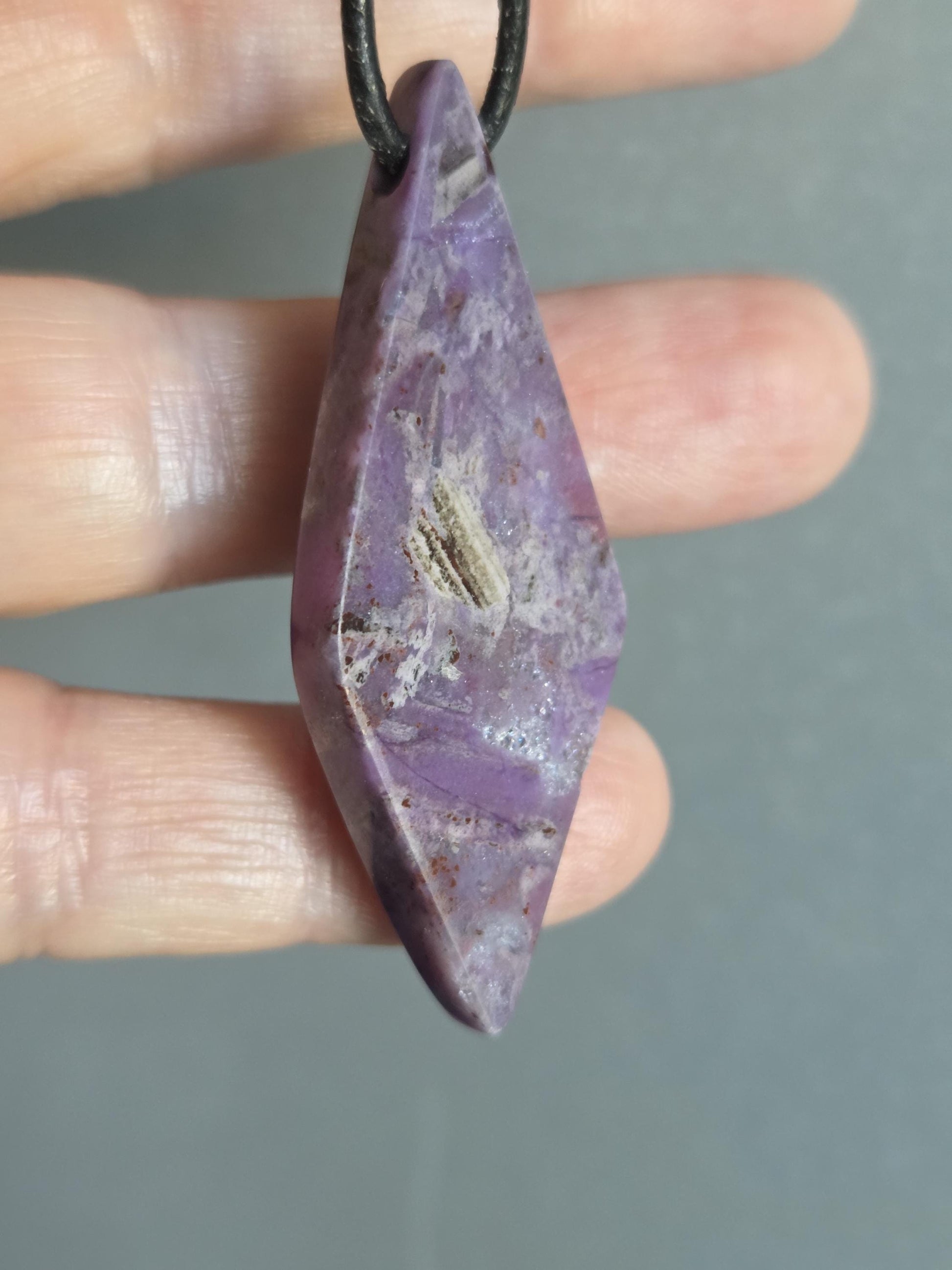 Sugilith Anhänger, 53 x 20 x 9 mm, gebohrt, an verstellbarem Lederband, beidseitig tragbar