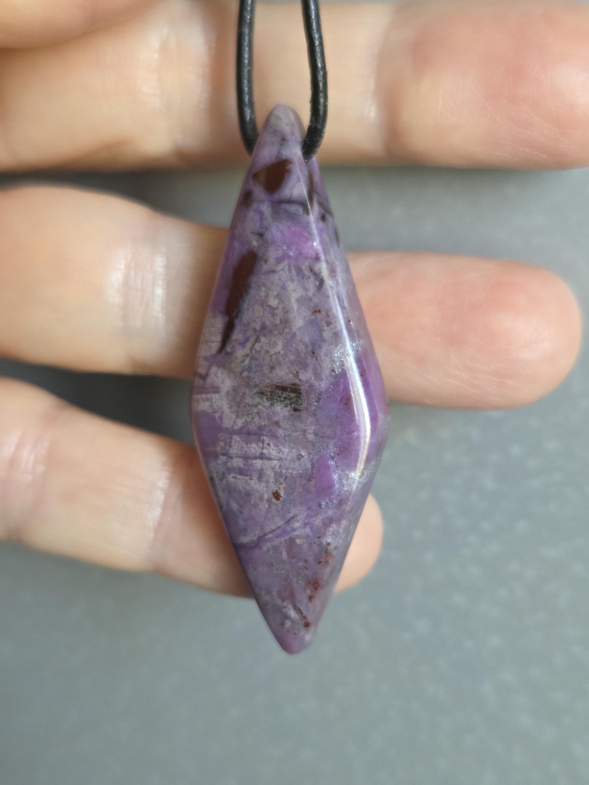 Sugilith Anhänger, 53 x 20 x 9 mm, gebohrt, an verstellbarem Lederband, beidseitig tragbar