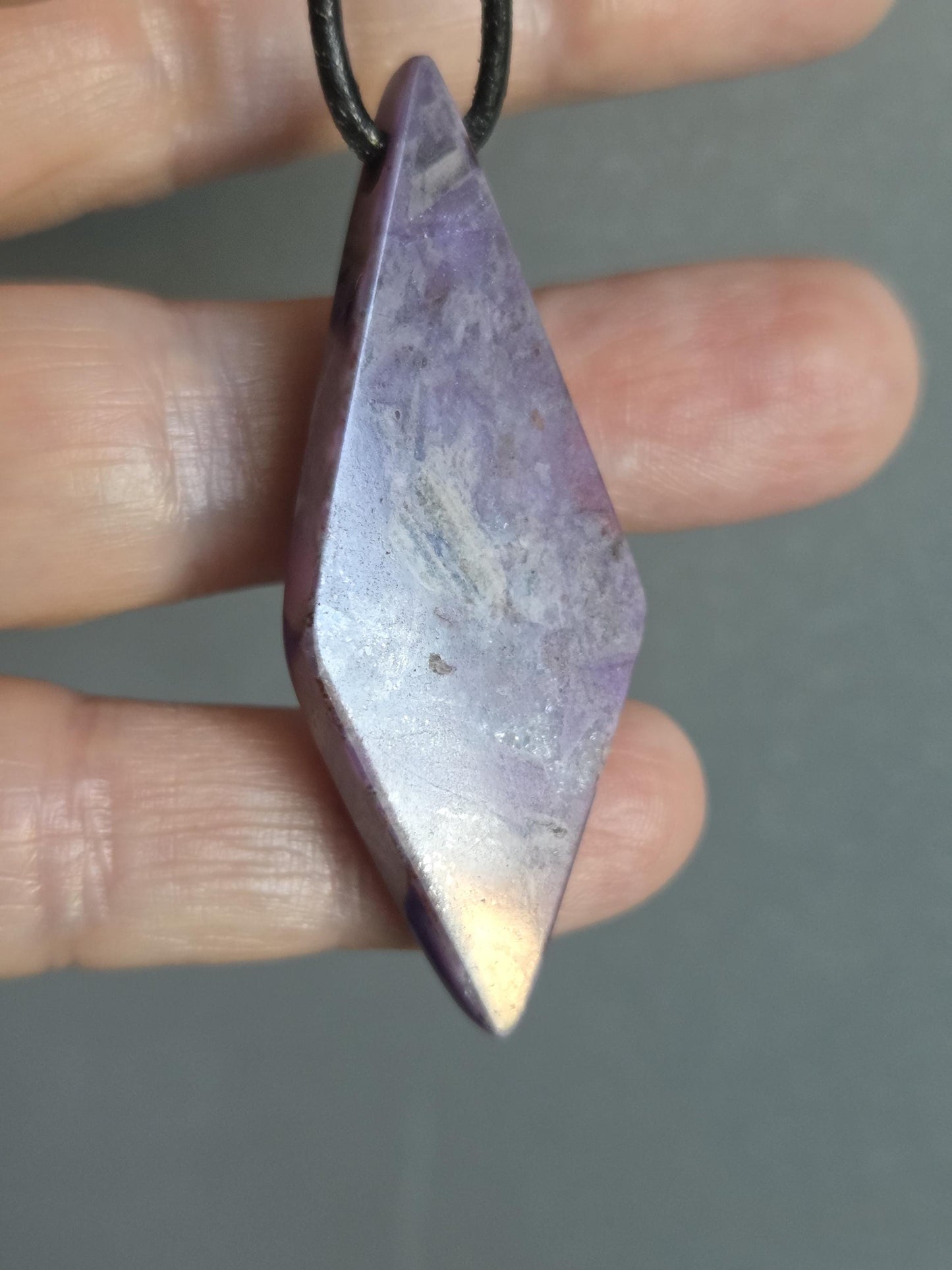 Sugilith Anhänger, 53 x 20 x 9 mm, gebohrt, an verstellbarem Lederband, beidseitig tragbar