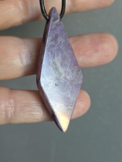 Sugilith Anhänger, 53 x 20 x 9 mm, gebohrt, an verstellbarem Lederband, beidseitig tragbar