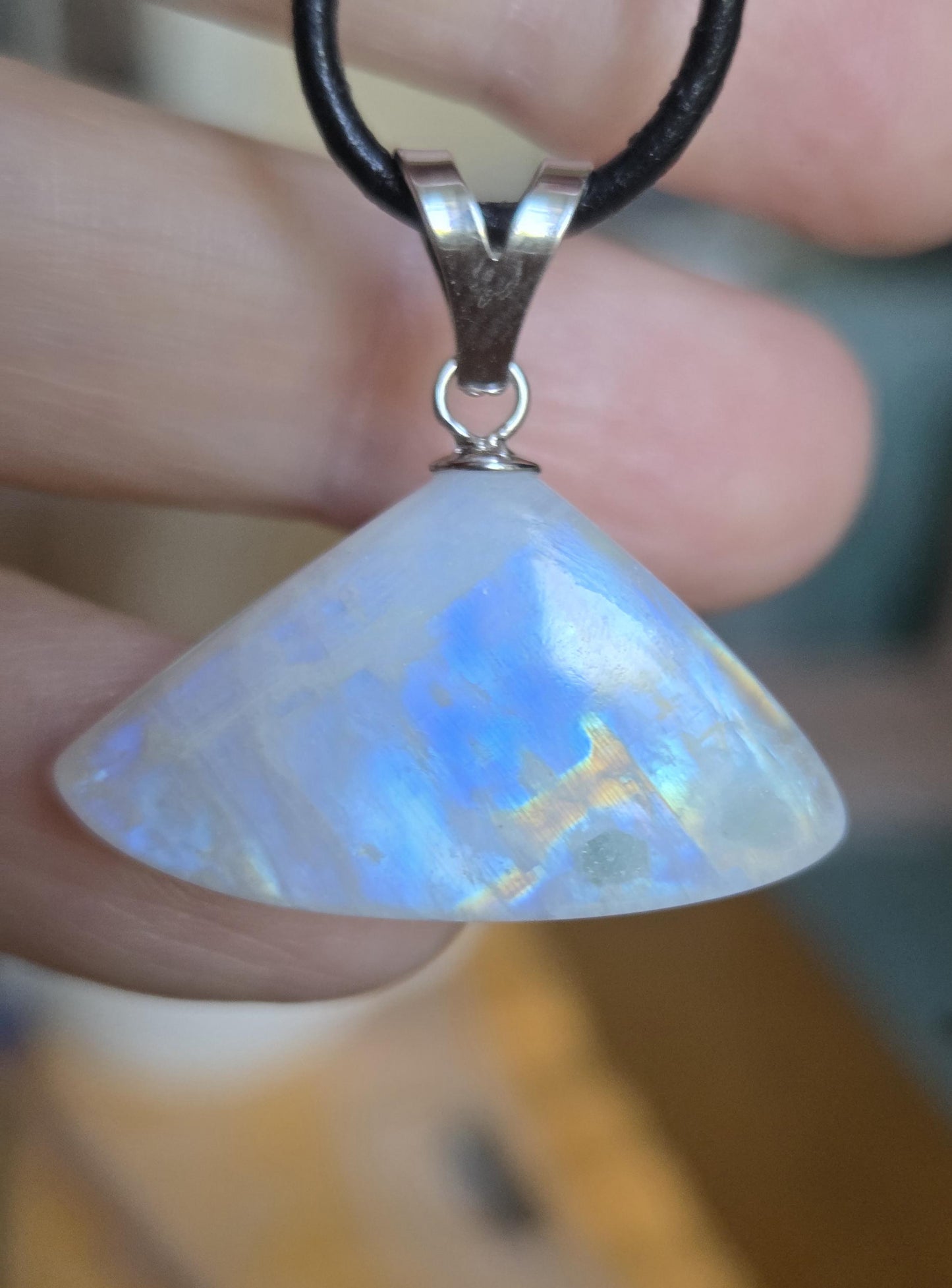 Feiner Regenbogen Mondstein weißer Labradorit mit schwarzem Turmalin Anhänger, an 925er SilberÖse, an verstellbarem Lederband