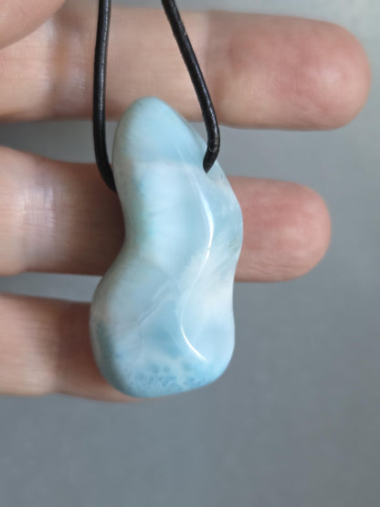 Großer Larimar Anhänger, Atlantis Stein, 42 x 22 x 14 mm, gebohrt, Larimar gebohrt, an verstellbarem Lederband, beidseitig tragbar