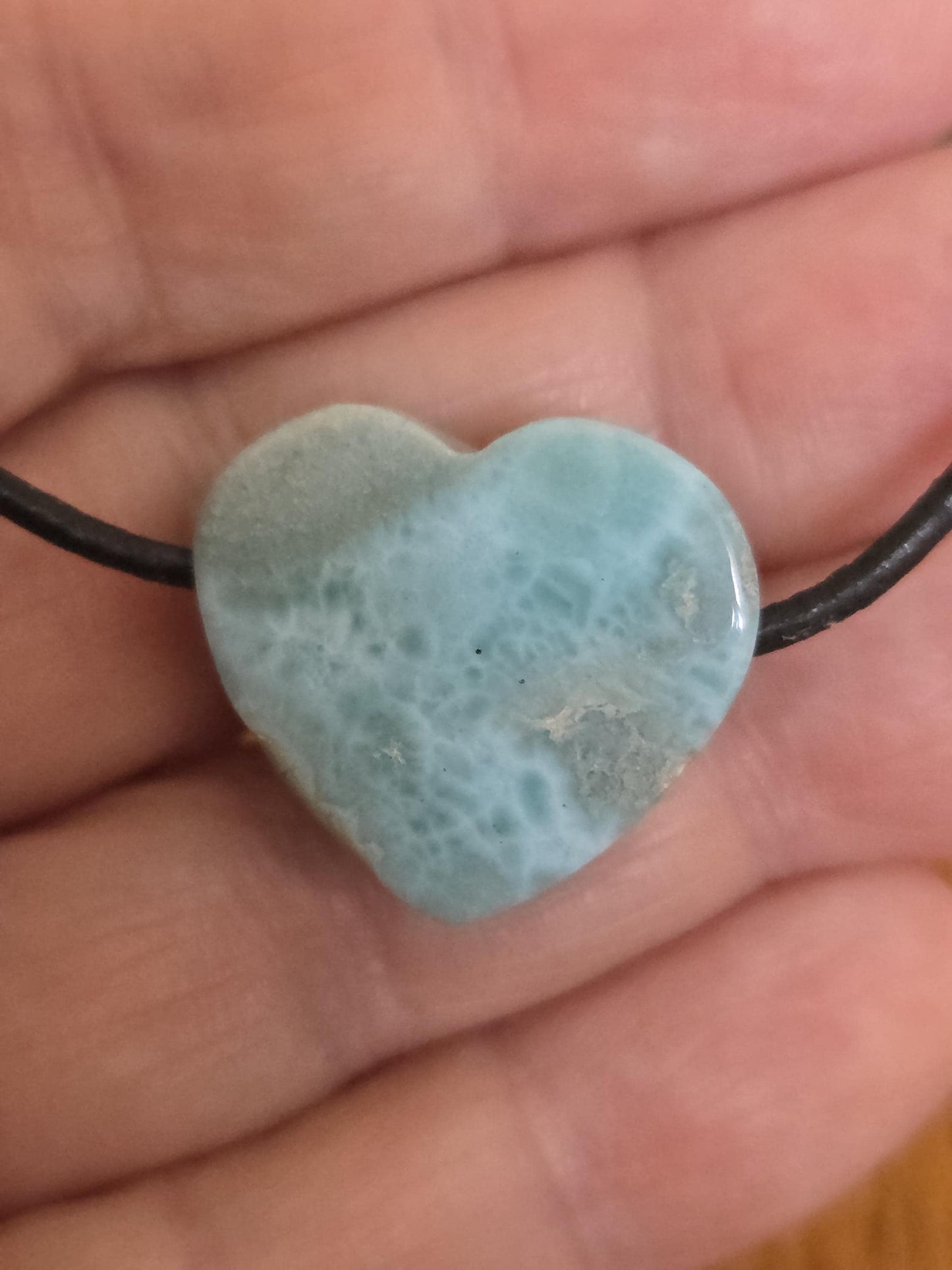 Kleiner Larimar Herz Anhänger, Atlantis Stein, 21 x 23 x 12 mm, gebohrt, Larimar gebohrt, an verstellbarem Lederband