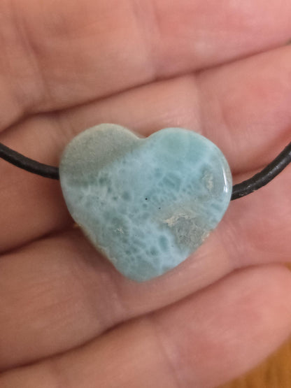 Kleiner Larimar Herz Anhänger, Atlantis Stein, 21 x 23 x 12 mm, gebohrt, Larimar gebohrt, an verstellbarem Lederband
