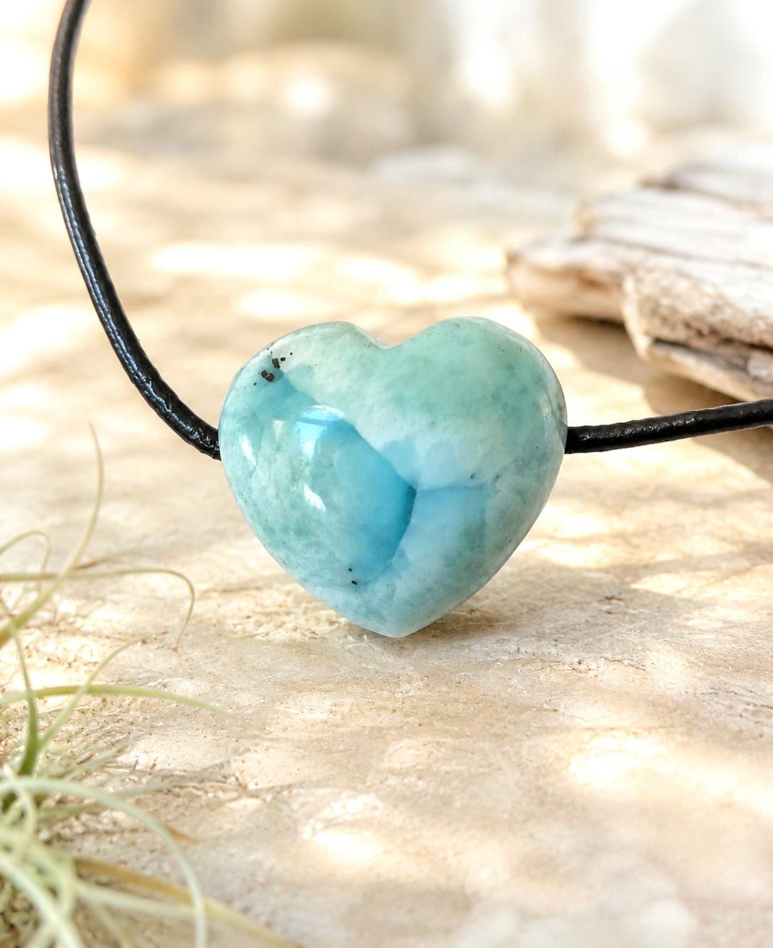 Kleiner Larimar Herz Anhänger, Atlantis Stein, 21 x 23 x 12 mm, gebohrt, Larimar gebohrt, an verstellbarem Lederband