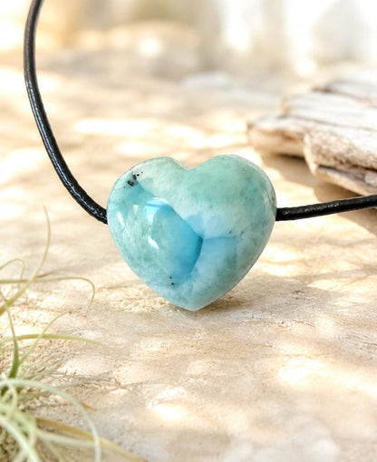 Kleiner Larimar Herz Anhänger, Atlantis Stein, 21 x 23 x 12 mm, gebohrt, Larimar gebohrt, an verstellbarem Lederband