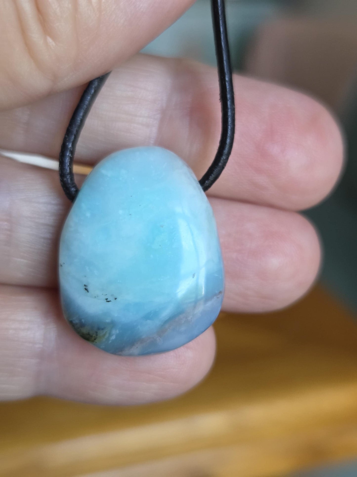 Andenopal blau Opal aus Peru, Anhänger, 25 x 20 x 10 mm, gebohrt, an verstellbarem Lederband