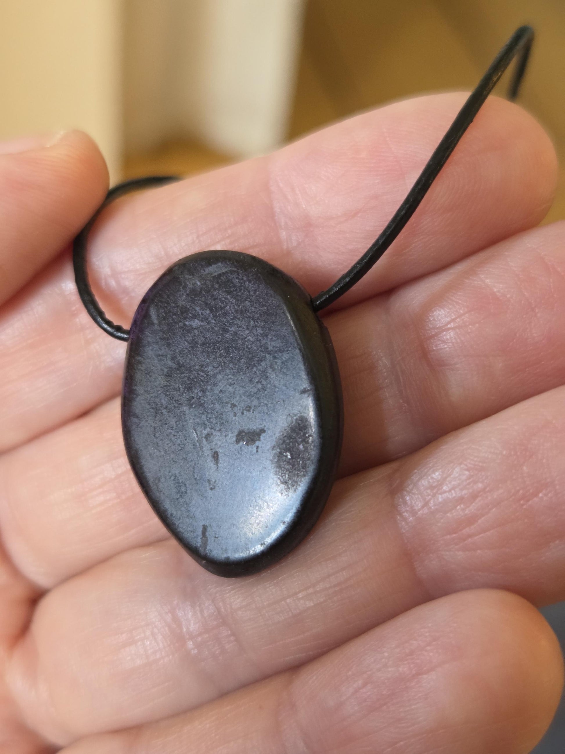 Magischer Purpurit Anhänger, 28 x 20 x 8 mm, gebohrt, an verstellbarem Lederband