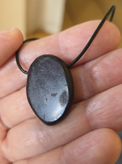 Magischer Purpurit Anhänger, 28 x 20 x 8 mm, gebohrt, an verstellbarem Lederband