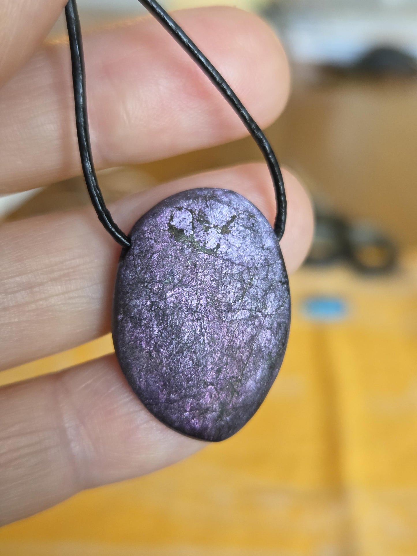 Magischer Purpurit Anhänger, 28 x 20 x 8 mm, gebohrt, an verstellbarem Lederband