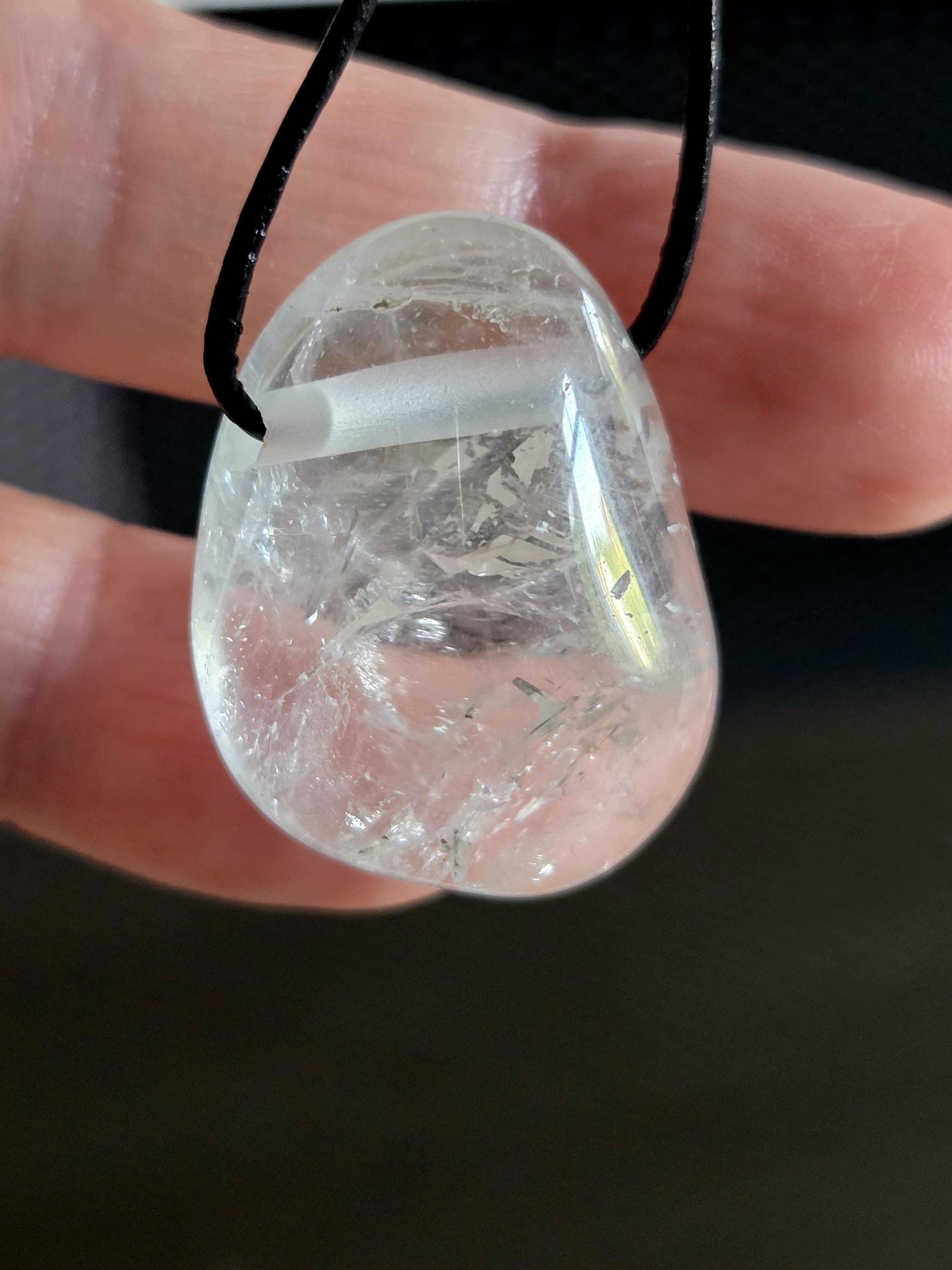 Topas weiß Anhänger, 28 x 22 x 13 mm, gebohrt, an verstellbarem Lederband
