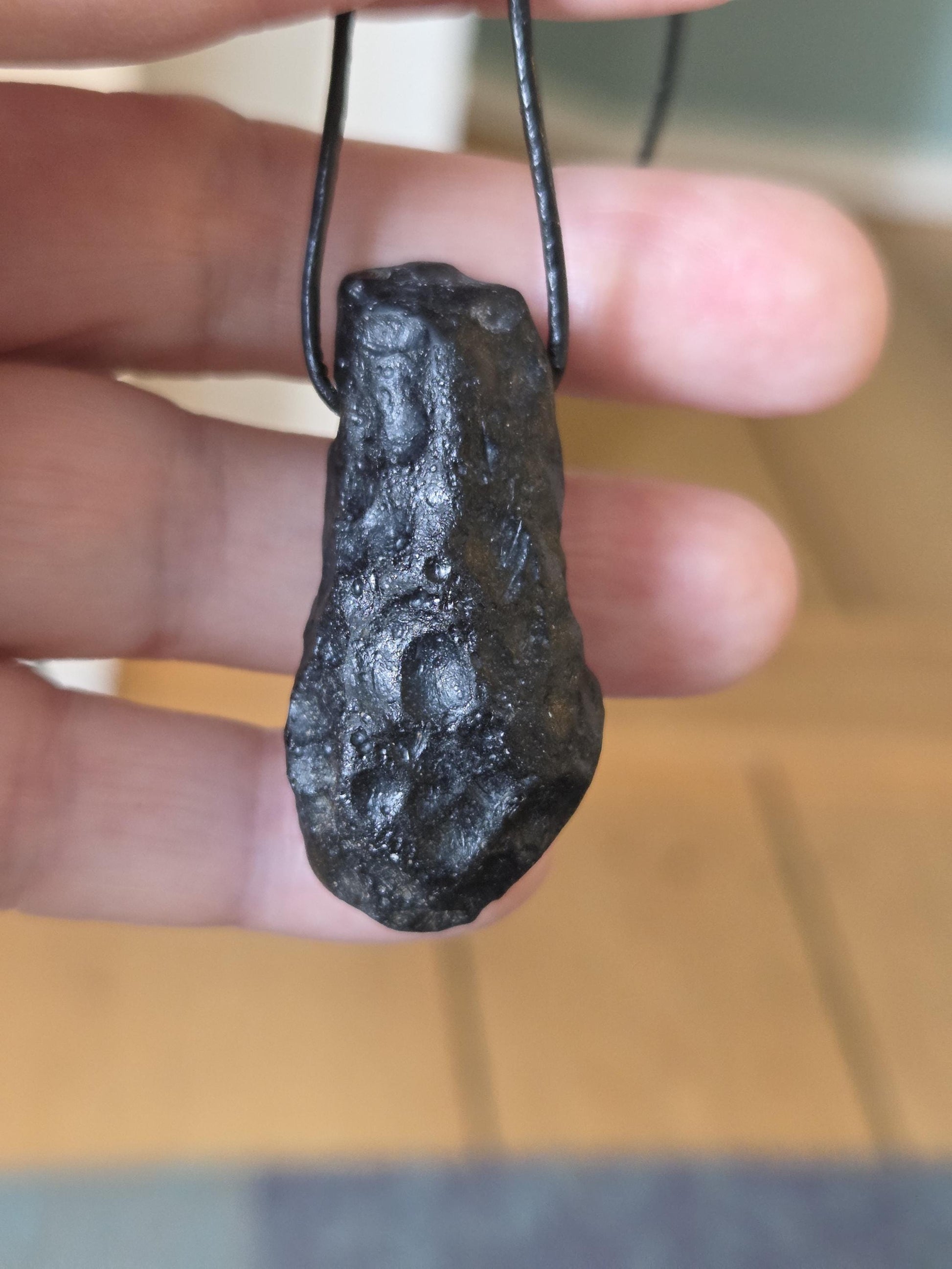 Tektit Indochinit schwarzer Moldavit Meteorit splashform Tropfen Anhänger, 43 x 22 x 18 mm, gebohrt, an verstellbarem Lederband