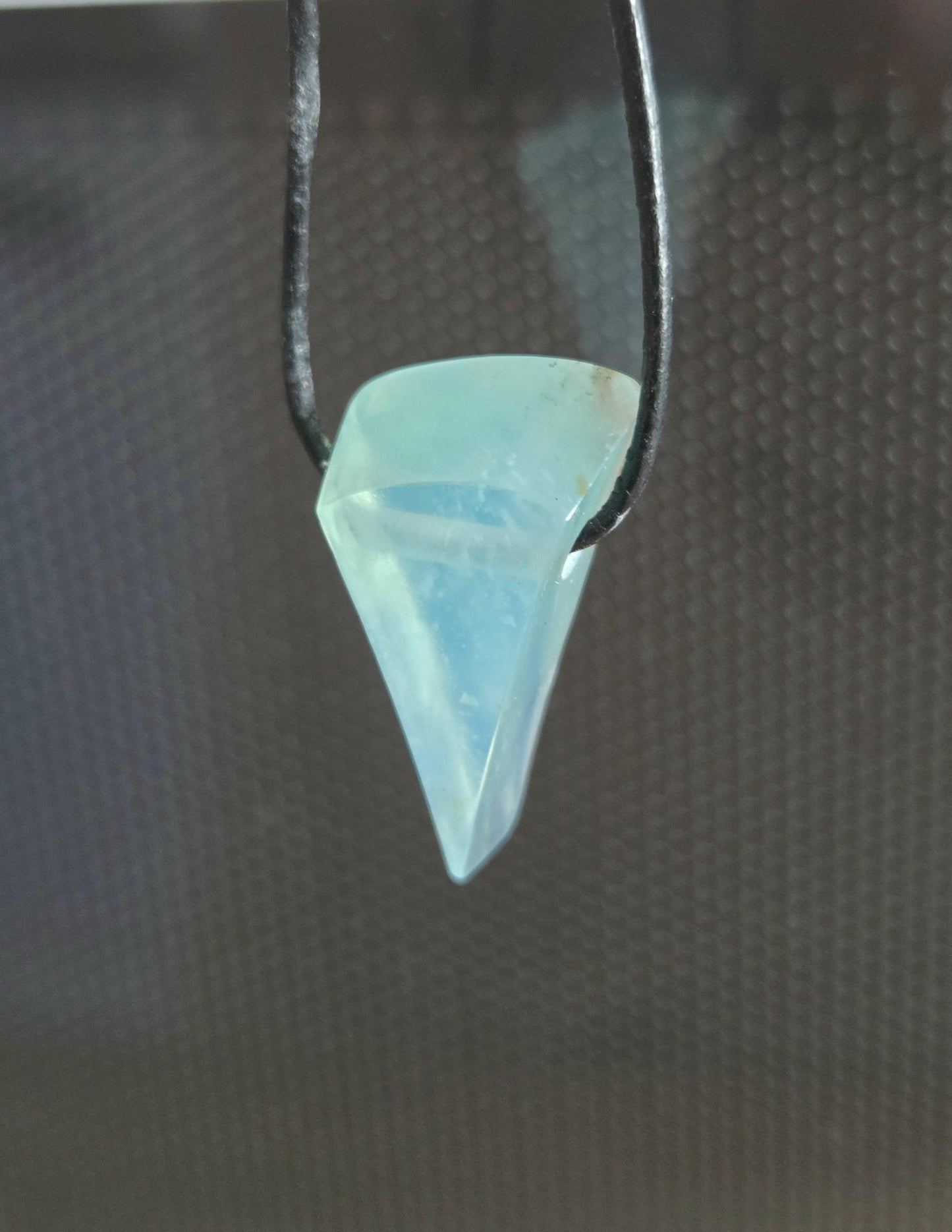 Filigraner Andenopal blau Chrysopal hellblau türkis Anhänger, 27 x 16 x 8 mm, gebohrt, an verstellbarem Lederband