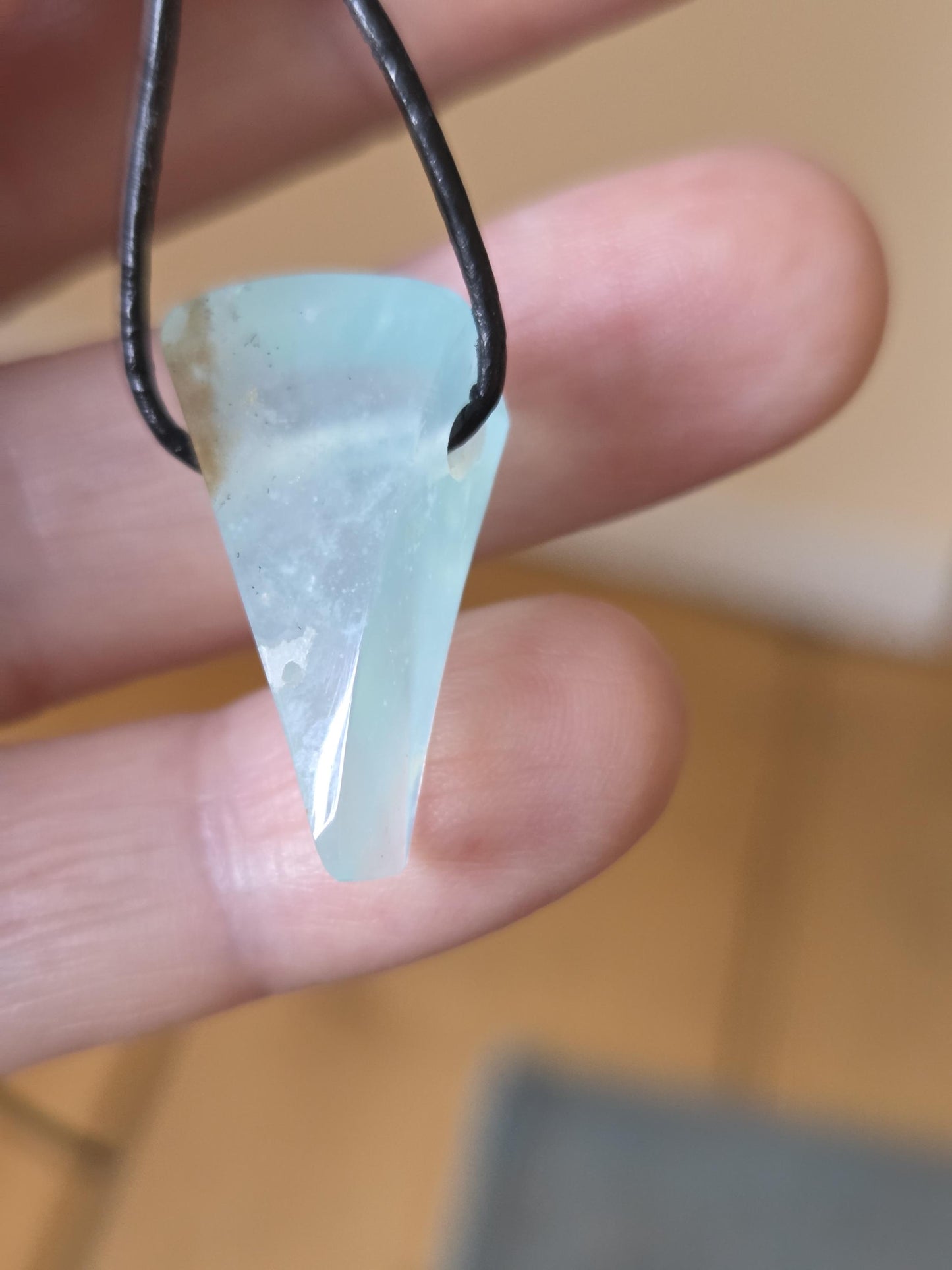 Filigraner Andenopal blau Chrysopal hellblau türkis Anhänger, 27 x 16 x 8 mm, gebohrt, an verstellbarem Lederband