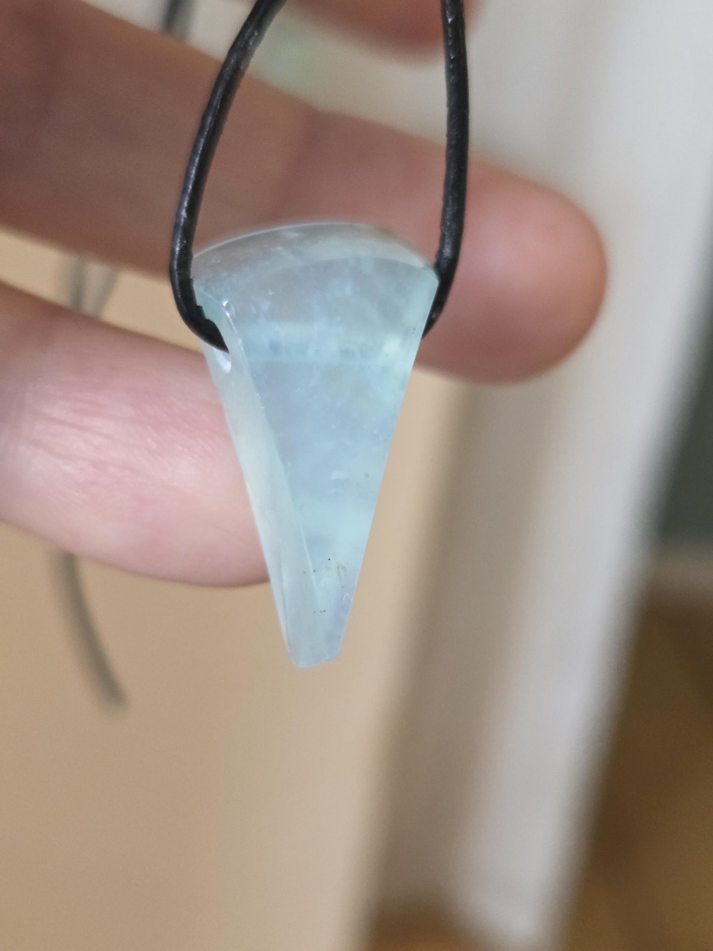 Filigraner Andenopal blau Chrysopal hellblau türkis Anhänger, 27 x 16 x 8 mm, gebohrt, an verstellbarem Lederband