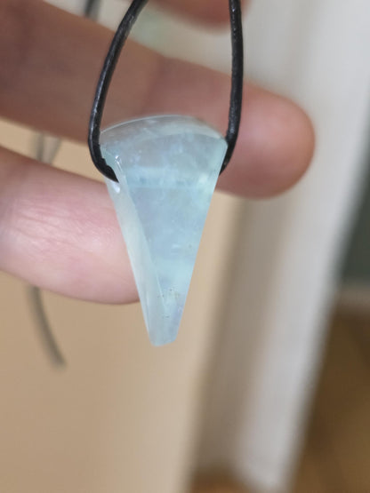 Filigraner Andenopal blau Chrysopal hellblau türkis Anhänger, 27 x 16 x 8 mm, gebohrt, an verstellbarem Lederband