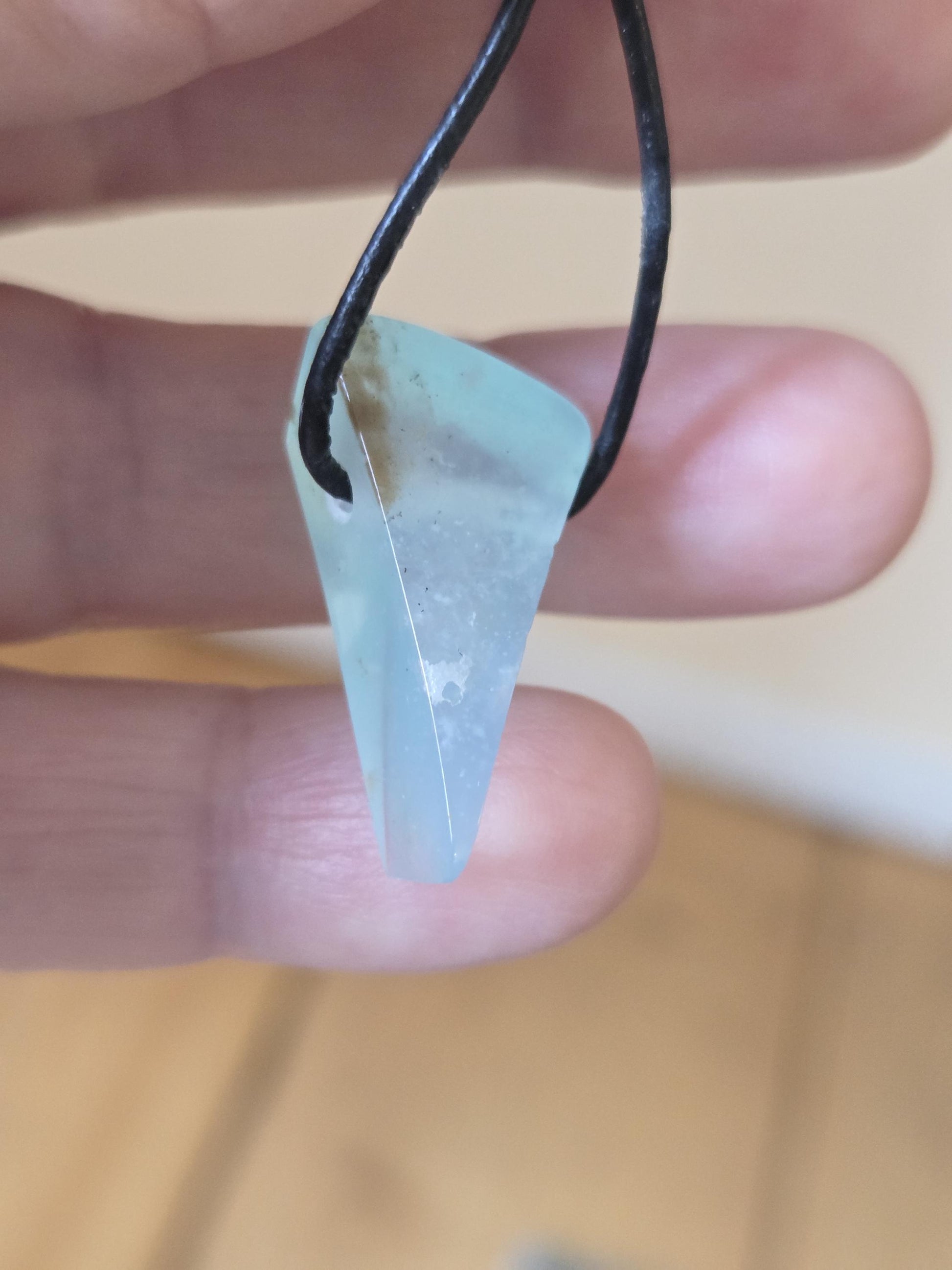 Filigraner Andenopal blau Chrysopal hellblau türkis Anhänger, 27 x 16 x 8 mm, gebohrt, an verstellbarem Lederband