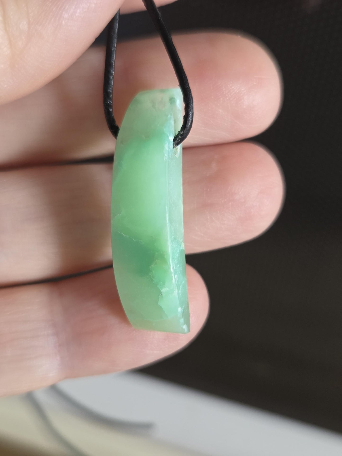 Extravaganter Chrysopras Anhänger, Halbmond stäbchenförmig , 33 x 9 x 7 mm, gebohrt, an verstellbarem Lederband