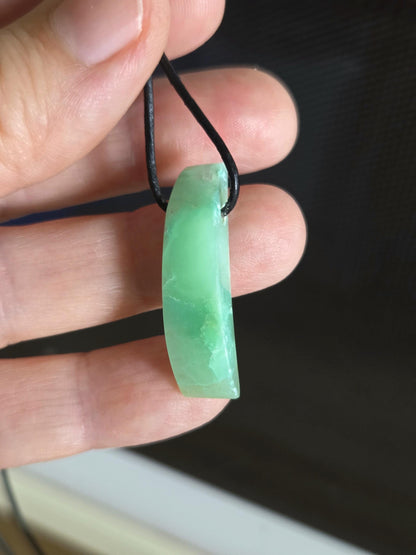 Extravaganter Chrysopras Anhänger, Halbmond stäbchenförmig , 33 x 9 x 7 mm, gebohrt, an verstellbarem Lederband
