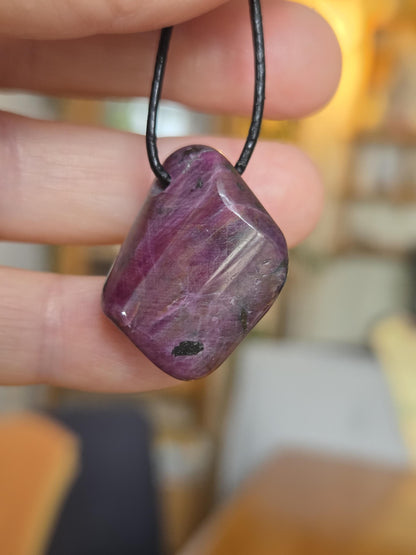 Magischer Rubin Kristall Vollstein Anhänger, 28 x 24 x 12 mm, gebohrt, an verstellbarem Lederband