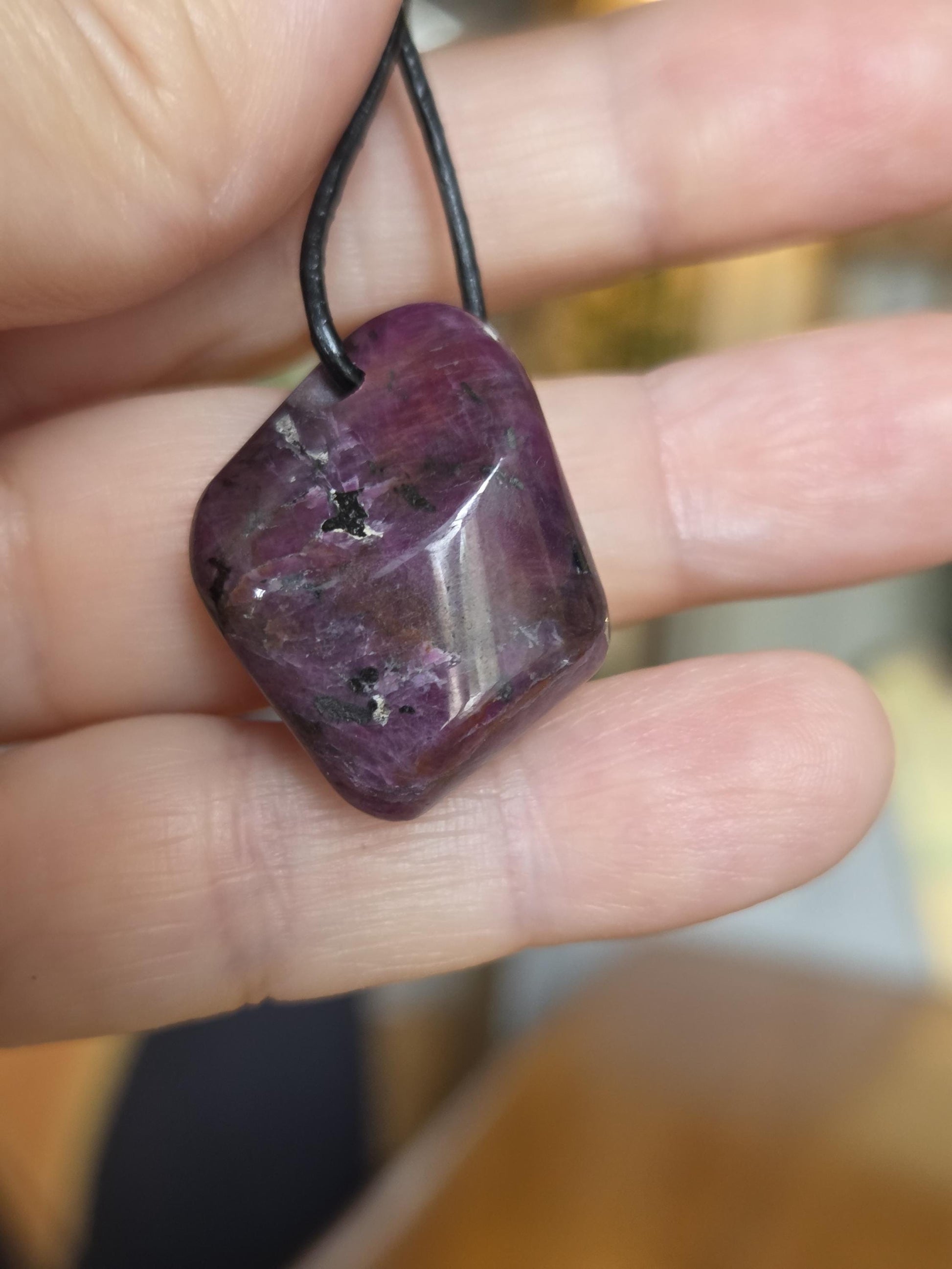 Magischer Rubin Kristall Vollstein Anhänger, 28 x 24 x 12 mm, gebohrt, an verstellbarem Lederband
