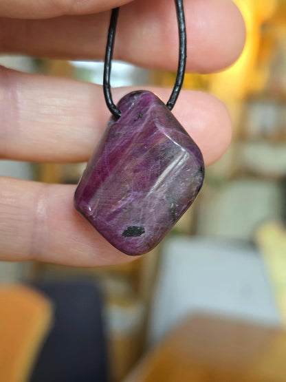 Magischer Rubin Kristall Vollstein Anhänger, 28 x 24 x 12 mm, gebohrt, an verstellbarem Lederband