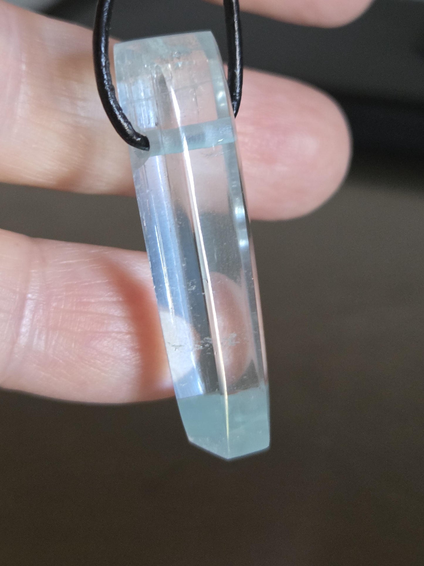 Großer Aquamarin Anhänger Stäbchen Beryll Rohstein handgeschliffenes Unikat 38 x 12 x 10 mm, 6,53 g., 32,65 ct., an verstellbarem Lederband