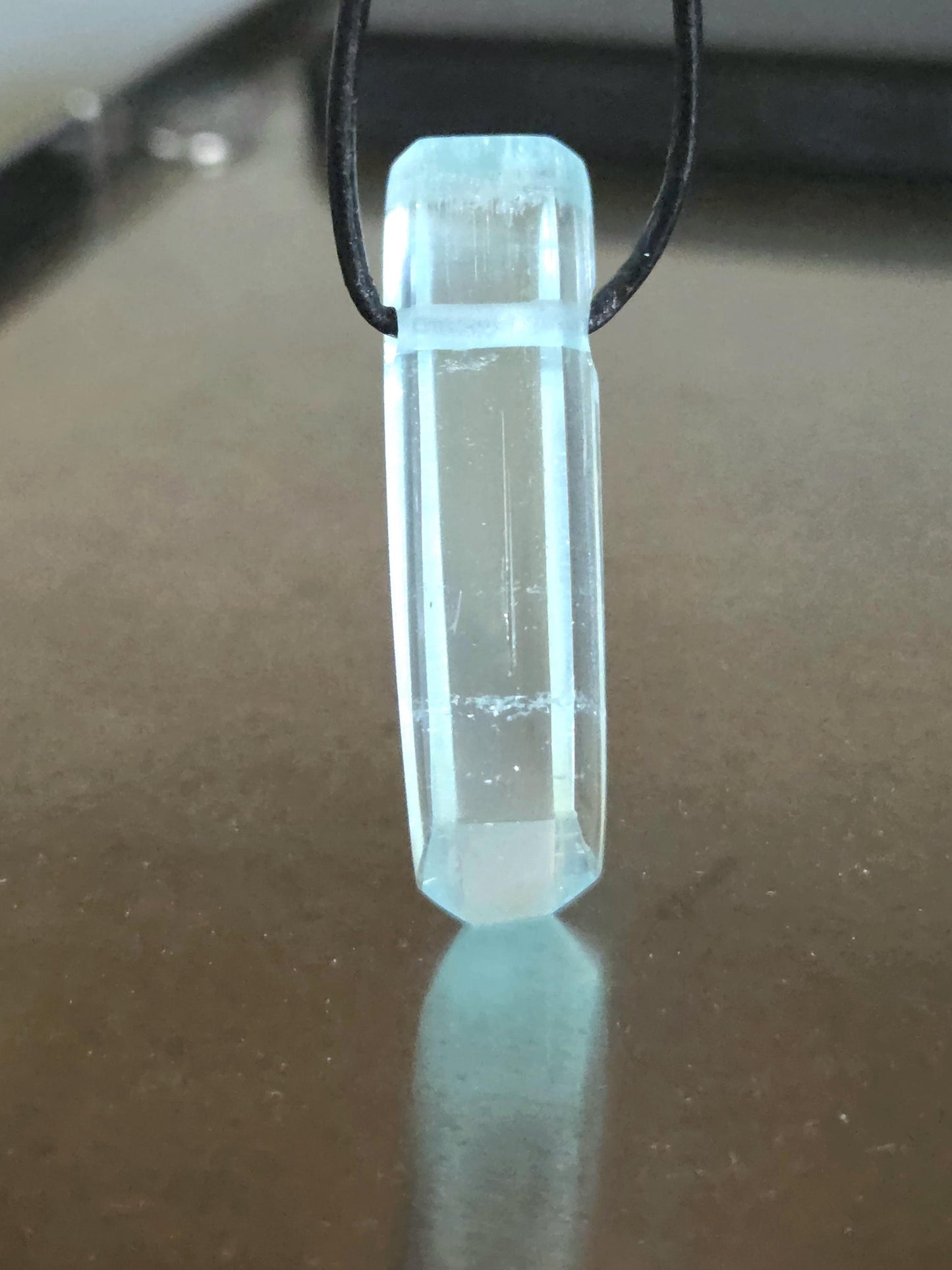 Großer Aquamarin Anhänger Stäbchen Beryll Rohstein handgeschliffenes Unikat 38 x 12 x 10 mm, 6,53 g., 32,65 ct., an verstellbarem Lederband