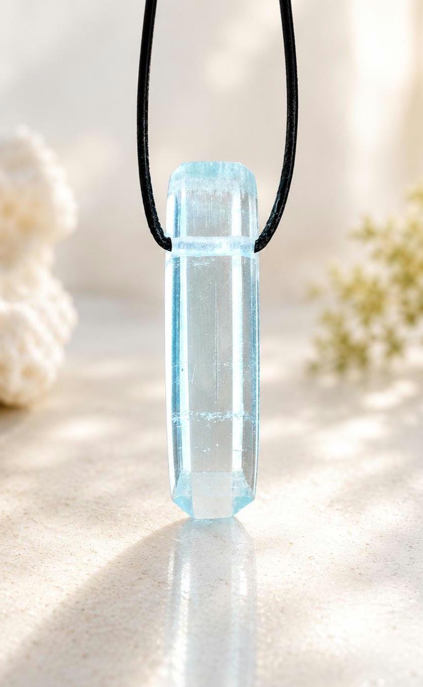 Großer Aquamarin Anhänger Stäbchen Beryll Rohstein handgeschliffenes Unikat 38 x 12 x 10 mm, 6,53 g., 32,65 ct., an verstellbarem Lederband