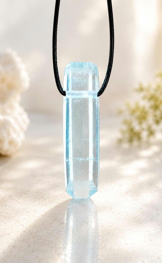 Großer Aquamarin Anhänger Stäbchen Beryll Rohstein handgeschliffenes Unikat 38 x 12 x 10 mm, 6,53 g., 32,65 ct., an verstellbarem Lederband