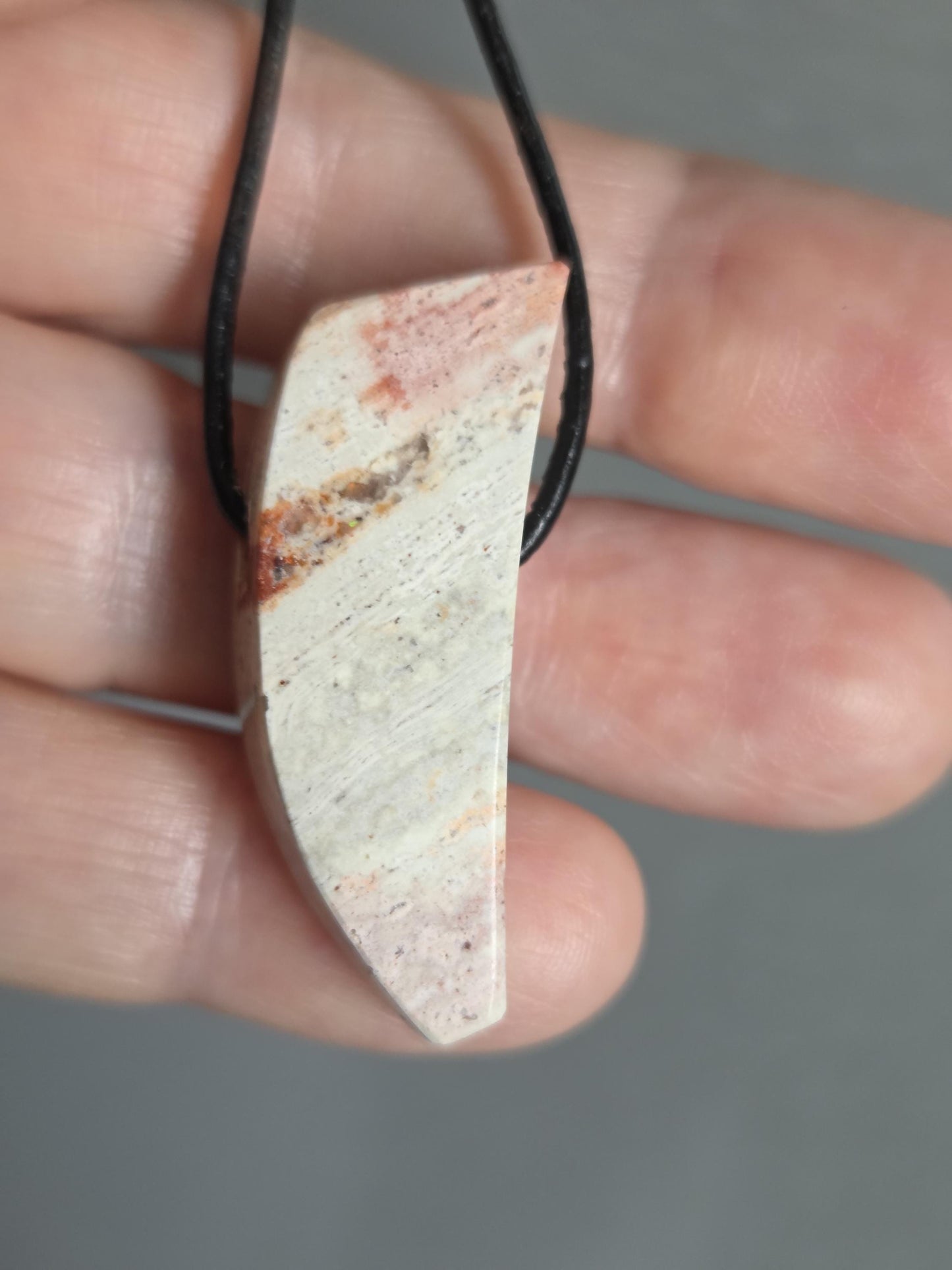 Magischer mexikanischer Feueropal Anhänger, 34 x 15 x 12 mm, handgeschliffenes Unikat, an verstellbarem Lederband