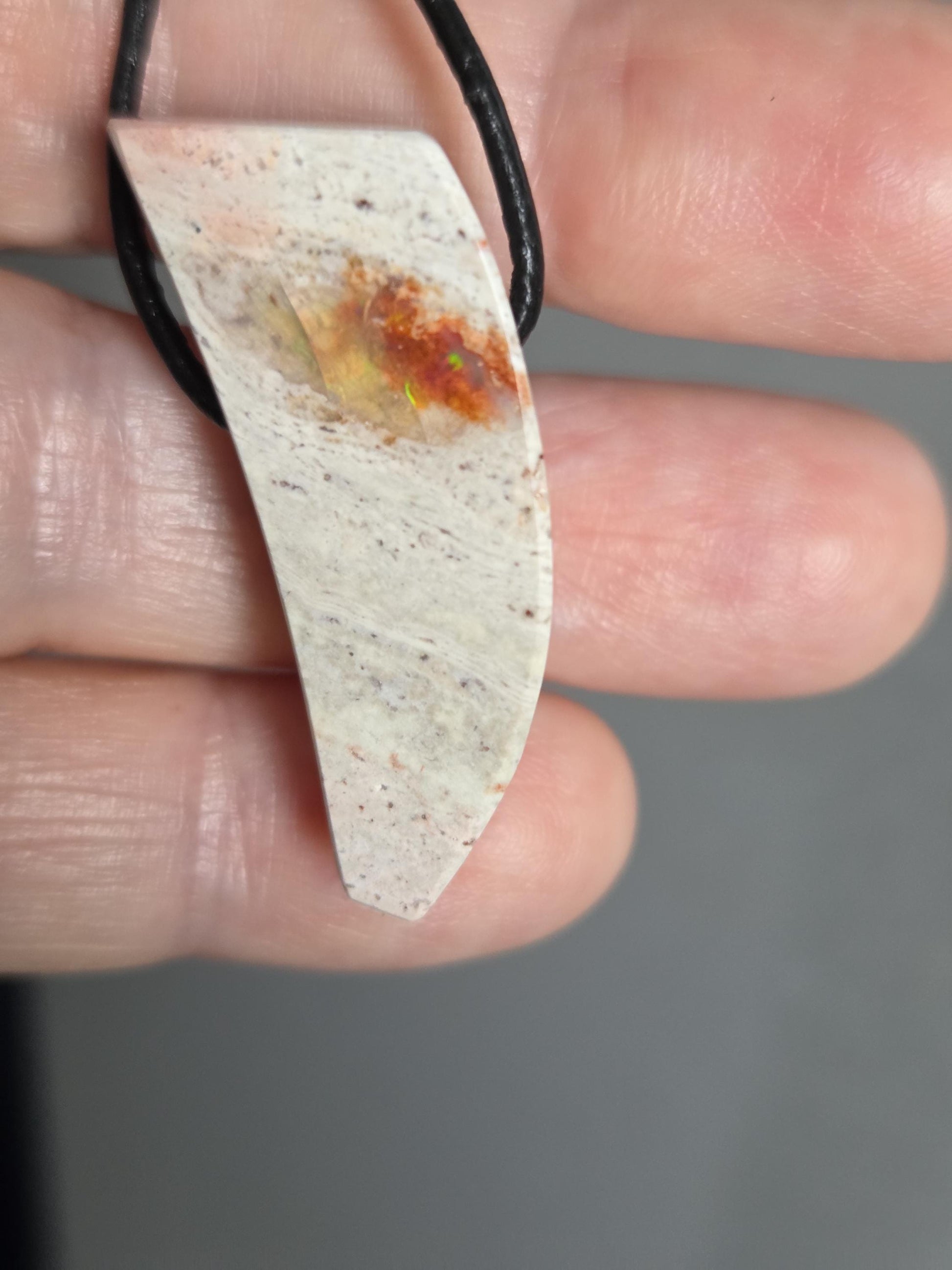 Magischer mexikanischer Feueropal Anhänger, 34 x 15 x 12 mm, handgeschliffenes Unikat, an verstellbarem Lederband