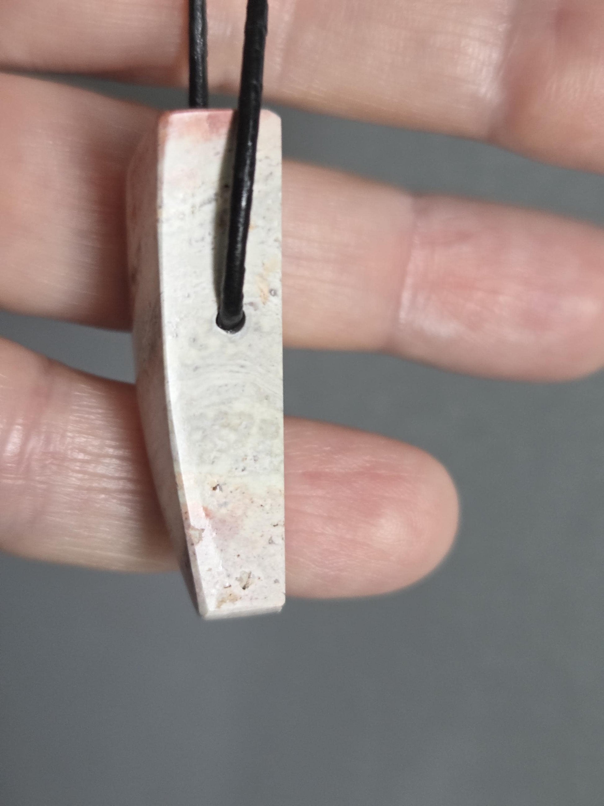 Magischer mexikanischer Feueropal Anhänger, 34 x 15 x 12 mm, handgeschliffenes Unikat, an verstellbarem Lederband