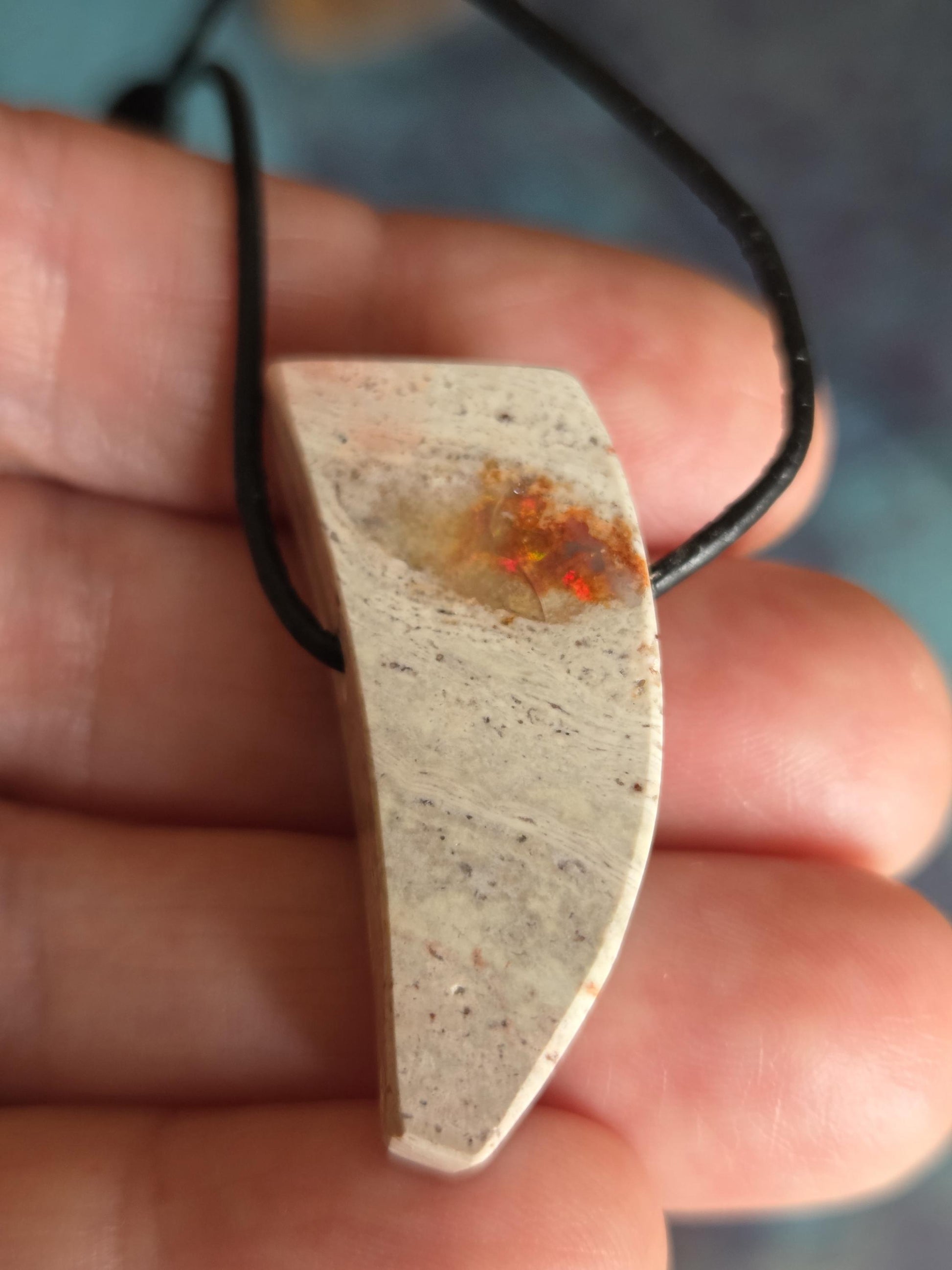 Magischer mexikanischer Feueropal Anhänger, 34 x 15 x 12 mm, handgeschliffenes Unikat, an verstellbarem Lederband