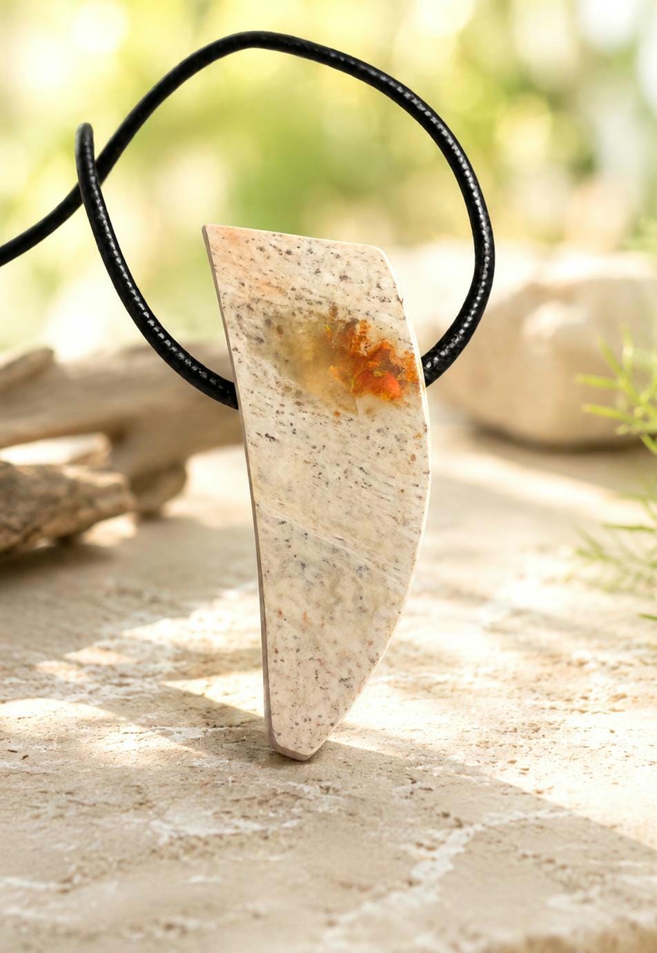 Magischer mexikanischer Feueropal Anhänger, 34 x 15 x 12 mm, handgeschliffenes Unikat, an verstellbarem Lederband